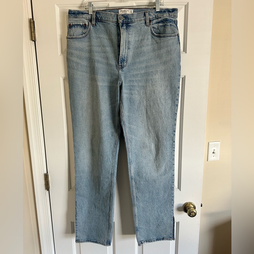 Abercrombie & Fitch Split Hem 90’s Straight Ultra High Rise Light Denim Jeans